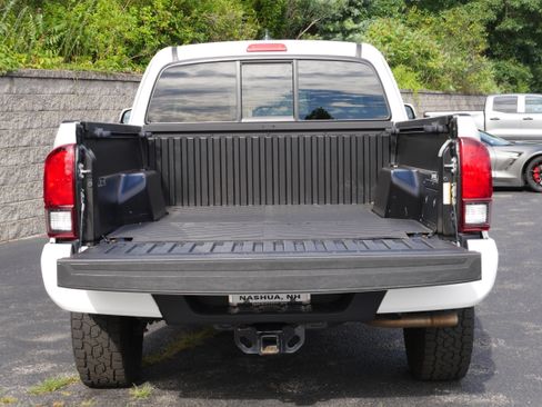 Used 2022 Toyota Tacoma SR5 AWD/4WD image 6