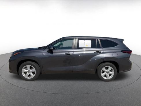 Used 2025 Toyota Highlander LE FWD image 9