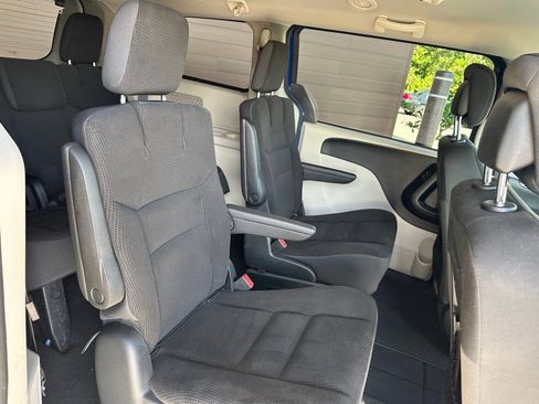 Used 2018 Dodge Grand Caravan SE w/ UConnect Hands-Free Group image 16