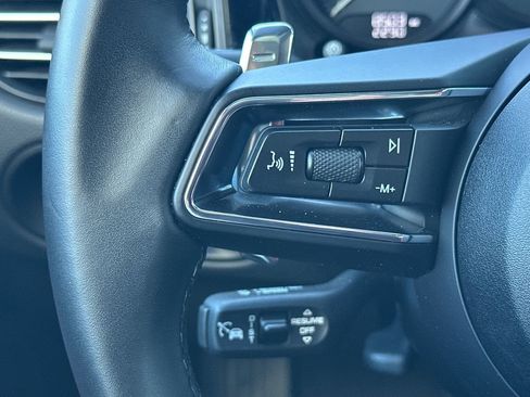 Used 2025 Porsche Macan image 30
