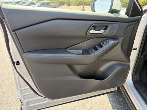 Used 2025 Nissan Rogue SV image 10