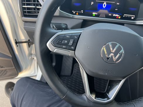 Certified 2025 Volkswagen Taos SE FWD image 18