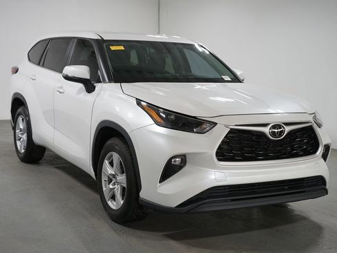 Certified 2024 Toyota Highlander LE image 3