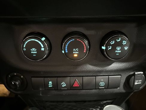 Used 2018 Jeep Wrangler Sahara w/ Connectivity Group AWD/4WD image 21