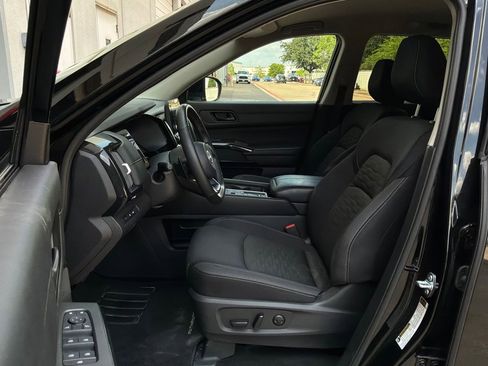 Used 2025 Nissan Pathfinder SV FWD image 10