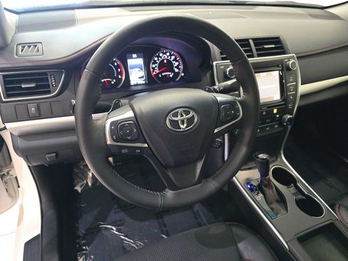 Used 2016 Toyota Camry SE w/ Moonroof Package FWD image 2