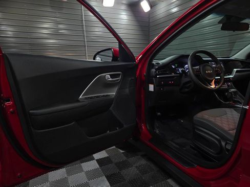 Used 2022 Kia Niro LX image 27