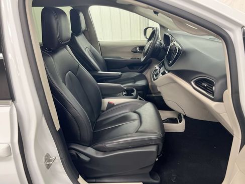 Used 2023 Chrysler Pacifica Touring-L FWD image 21