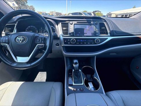 Used 2015 Toyota Highlander Limited Platinum AWD/4WD image 17