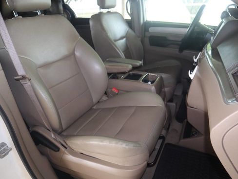 Used 2012 Volkswagen Routan SEL FWD image 8