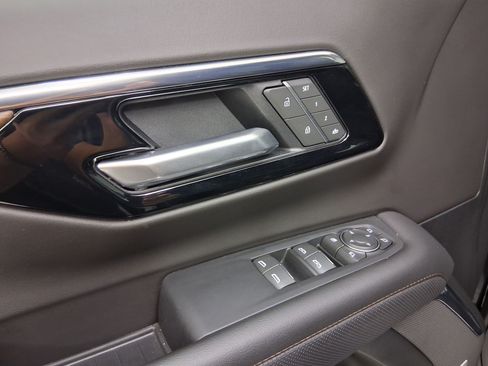 Used 2025 Chevrolet Suburban High Country AWD/4WD image 12