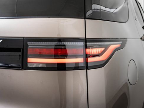 Certified 2024 Land Rover Discovery Metropolitan Edition image 9