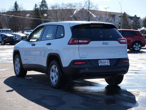Used 2016 Jeep Cherokee Sport image 5