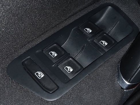 Used 2016 Volkswagen Golf S image 27