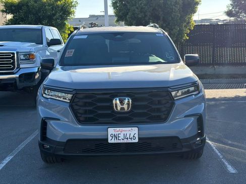 Used 2025 Honda Pilot Sport image 3
