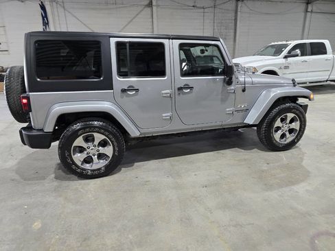 Used 2017 Jeep Wrangler Unlimited Sahara w/ Connectivity Group image 13