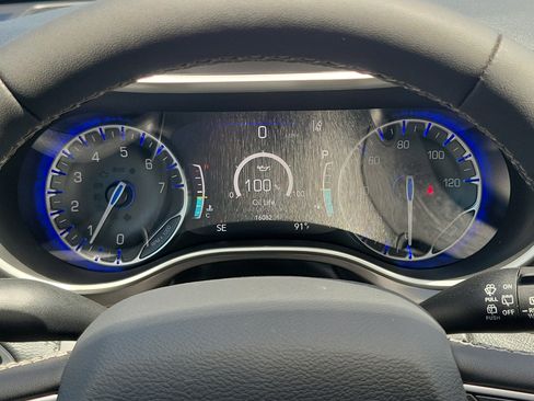 Used 2025 Chrysler Pacifica Select FWD image 20
