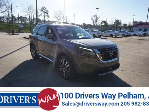 Used 2024 Nissan Pathfinder Platinum image 1