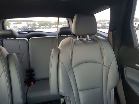 Used 2023 Buick Enclave Essence image 14