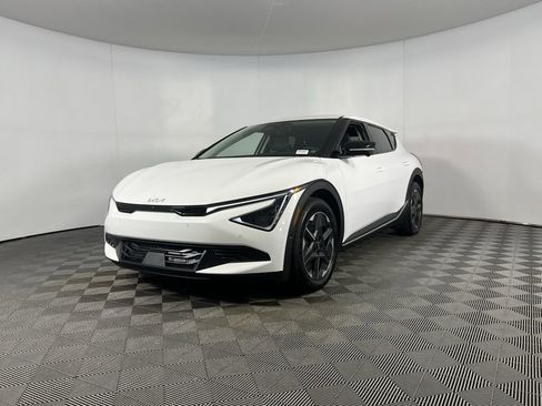 Used 2025 Kia EV6 Light w/ Light LR Technology Package image 3