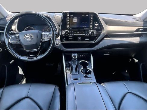 Used 2021 Toyota Highlander XLE FWD image 16