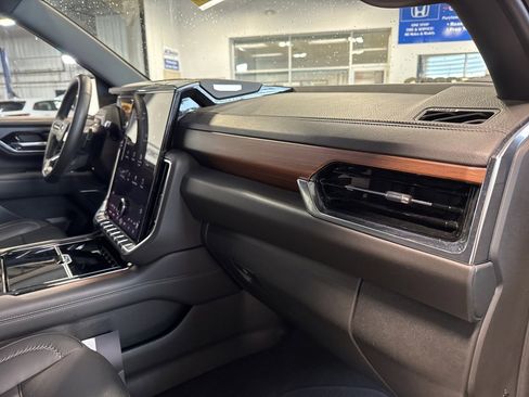 Used 2025 GMC Yukon XL Denali image 36