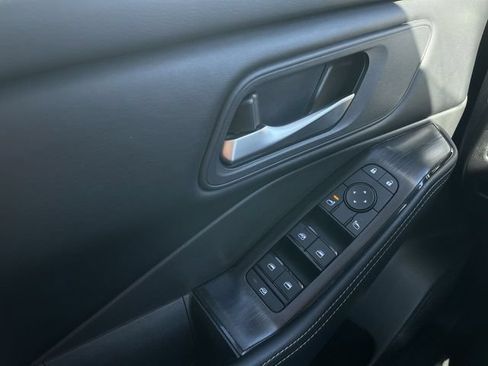Used 2025 Nissan Rogue SV AWD/4WD image 13