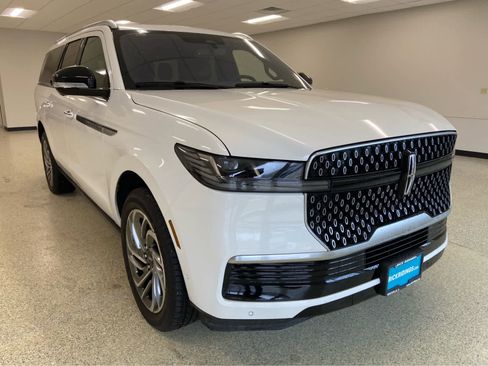 Used 2025 Lincoln Navigator L Reserve image 5