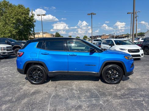 Used 2023 Jeep Compass Latitude w/ Convenience Group AWD/4WD image 13