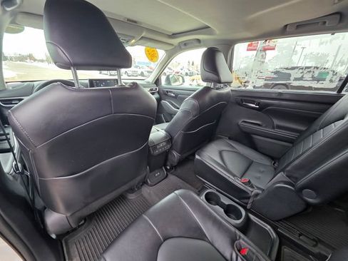 Used 2022 Toyota Highlander XLE AWD/4WD image 14