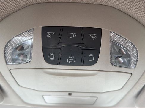 Used 2023 Chrysler Pacifica Touring-L image 25