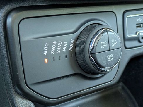 Used 2023 Jeep Renegade Trailhawk w/ Trailhawk Elite Group AWD/4WD image 12