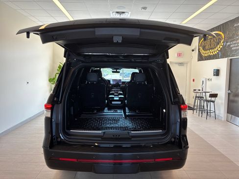 Certified 2023 Lincoln Navigator Reserve AWD/4WD image 10