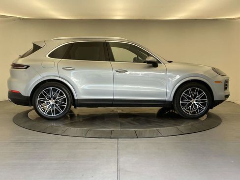 Used 2024 Porsche Cayenne image 8