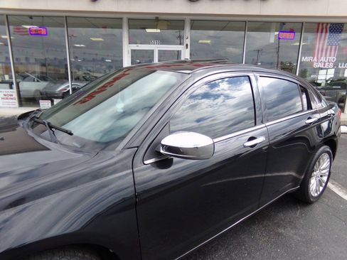 Used 2011 Chrysler 200 Limited FWD image 5
