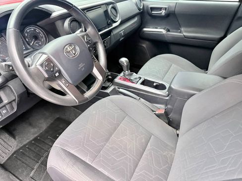 Used 2019 Toyota Tacoma TRD Off-Road w/ Technology Package AWD/4WD image 9