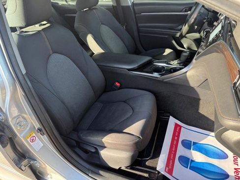 Used 2018 Toyota Camry LE image 12