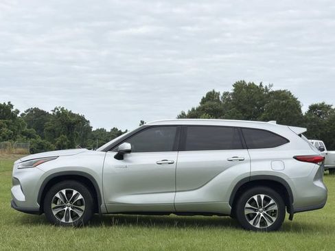 Used 2021 Toyota Highlander XLE AWD/4WD image 10