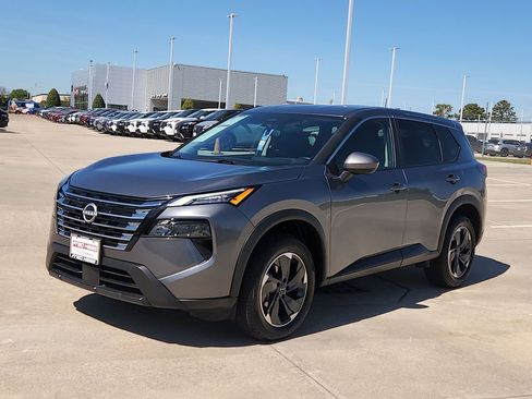 Used 2025 Nissan Rogue SV image 3