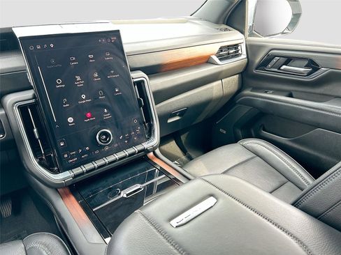 Used 2025 GMC Yukon Denali RWD image 24