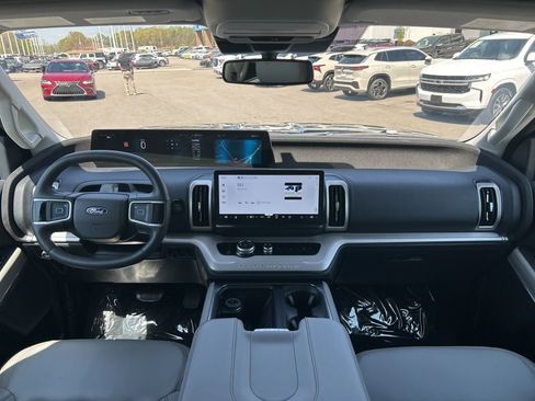 Used 2025 Ford Expedition Active AWD/4WD image 14