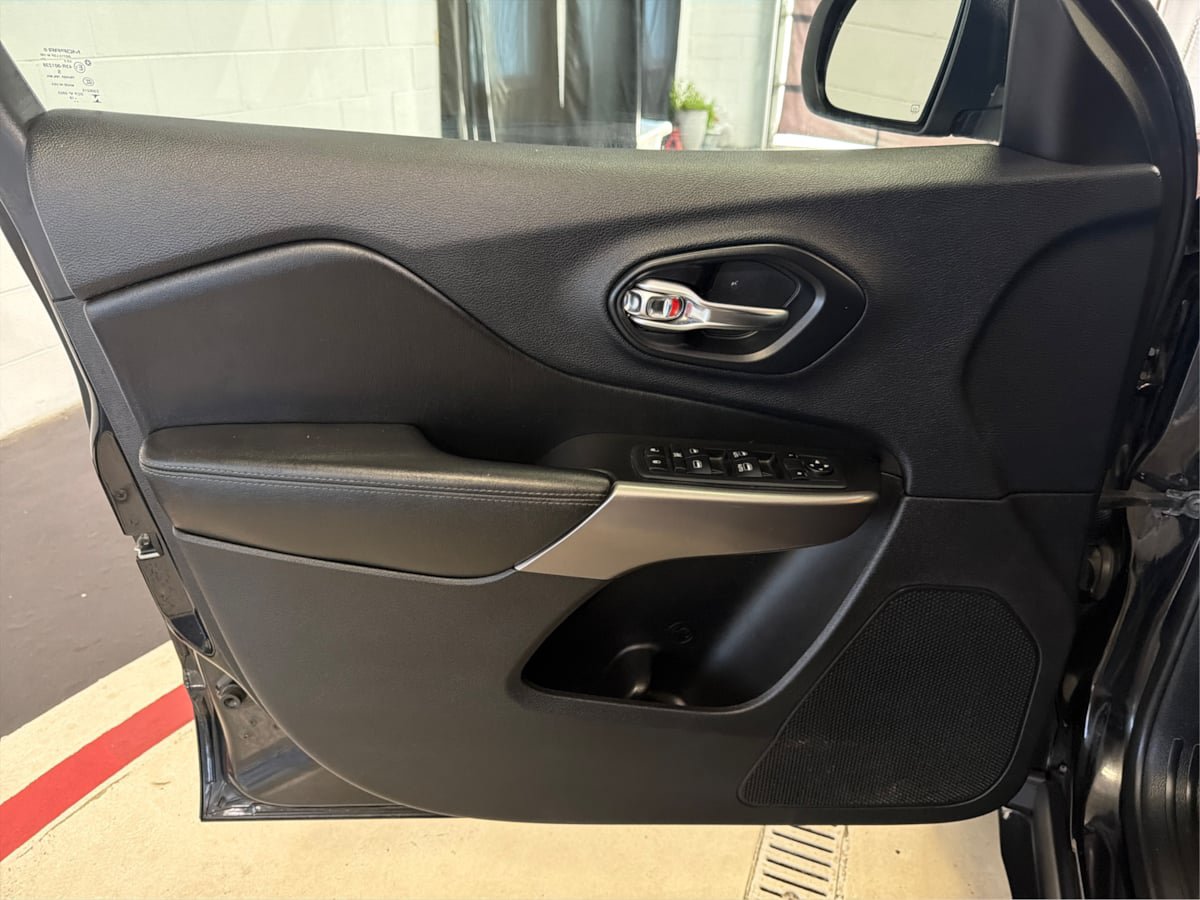 Used 2019 Jeep Cherokee Latitude Plus w/ Cold Weather Group AWD/4WD image 23