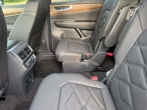 New 2026 Volkswagen Atlas SE FWD image 17