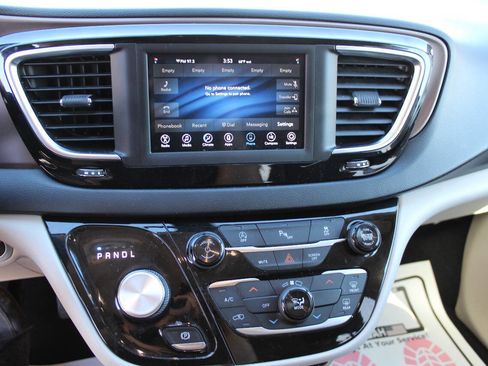 Used 2019 Chrysler Pacifica LX image 10