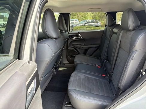 Used 2025 Mitsubishi Outlander SE FWD image 14