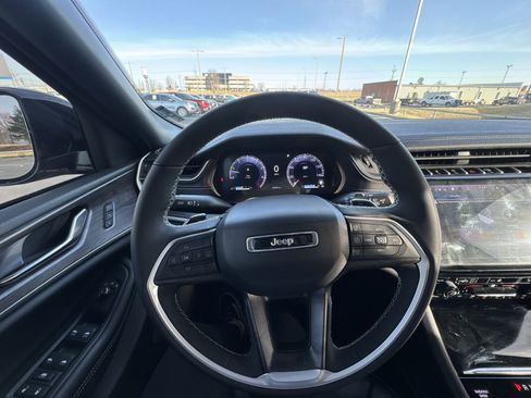 Used 2024 Jeep Grand Cherokee Limited w/ Black Appearance Package image 14