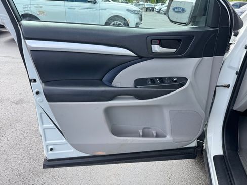 Used 2019 Toyota Highlander XLE AWD/4WD image 22