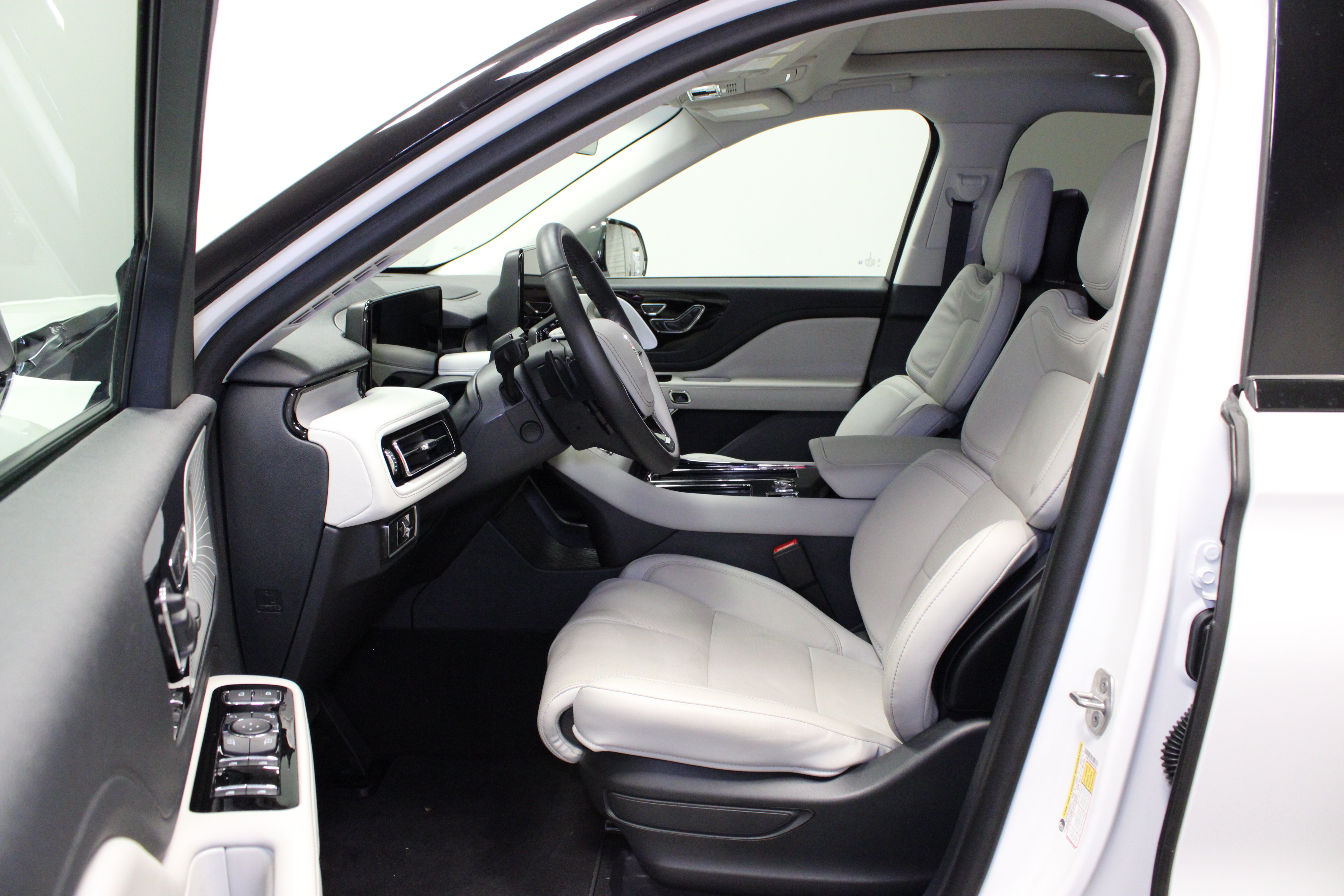 Used 2025 Lincoln Aviator Reserve w/ Luxury Package RWD image 14