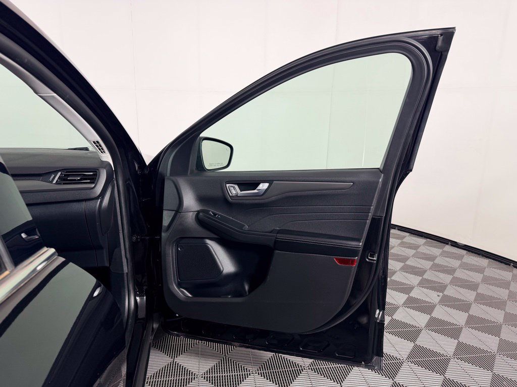 Used 2025 Ford Escape SE FWD image 43