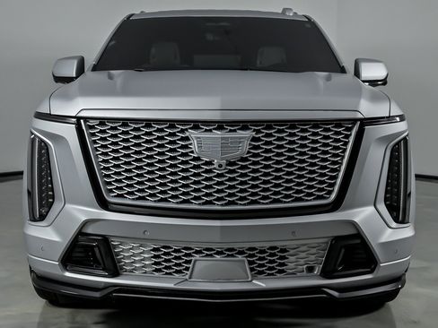 Used 2025 Cadillac Escalade ESV V AWD/4WD image 5
